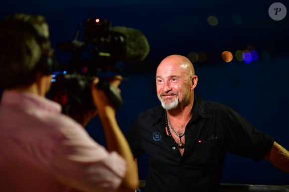 Vincent Lagaf' a ensuite expliqué n'avoir pas du tout hésité à se confier sur cet heureux événement, lui qui a toujours évolué sans filtre sous l'oeil des Français. 

Exclusif - Vincent Lagaf' - Soirée Marcel Campion au restaurant La Bouillabaisse Plage de Saint-Tropez, France, le 7 août 2019. © Rachid Bellak/Bestimage