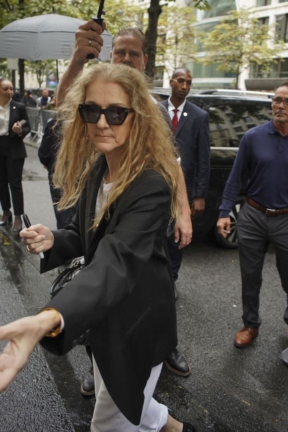 Céline Dion quitte son hôtel à Paris