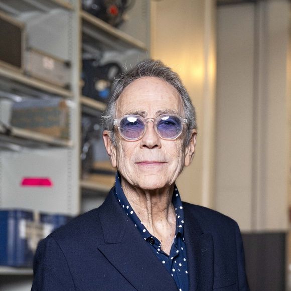 Le chanteur est en rémission d’un cancer des os diagnostiqué en 2015

Exclusif - Alain Chamfort - Backstage de l’émission “Unis pour Mayotte” diffusée en direct sur France 2, qui a permis de récolter plus de 5 millions de dons le 17 décembre 2024.
© Pierre Perusseau / Bestimage