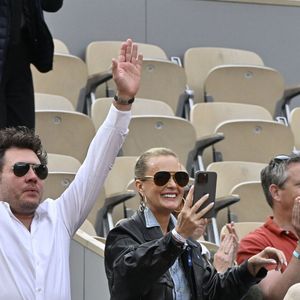 Laeticia Hallyday et son compagnon Frédéric Suant très amoureux dans les tribunes lors des Internationaux de France de Tennis de Roland Garros 2025, à Paris, France, le 26 mai 2025. © Chryslene Caillaud/PsnewZ/Bestimage