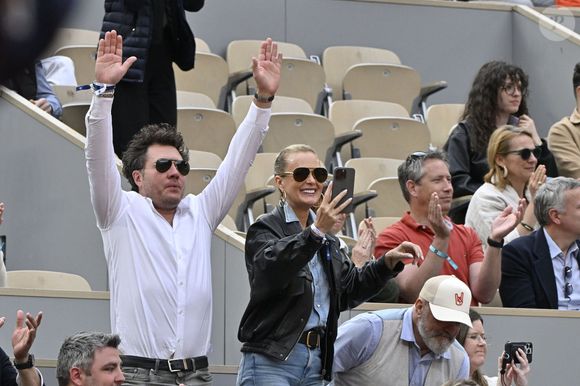 Laeticia Hallyday et son compagnon Frédéric Suant très amoureux dans les tribunes lors des Internationaux de France de Tennis de Roland Garros 2025, à Paris, France, le 26 mai 2025. © Chryslene Caillaud/PsnewZ/Bestimage
