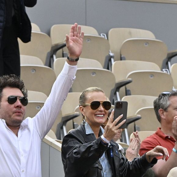Laeticia Hallyday et son compagnon Frédéric Suant très amoureux dans les tribunes lors des Internationaux de France de Tennis de Roland Garros 2025, à Paris, France, le 26 mai 2025. © Chryslene Caillaud/PsnewZ/Bestimage