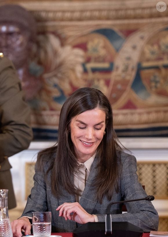 Le roi Felipe VI et la reine Letizia d'Espagne, lors de la réunion annuelle du conseil d'administration de la Fondation Princesse de Gérone au Palais royal de Madrid, le 4 décembre 2025.

LALO YASKY / BESTIMAGE