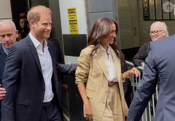 Le prince Harry, duc de Sussex et Meghan Markle, duchesse de Sussex, quittent leur hôtel par une porte dérobée à New York, le 23 avril 2025. (Backgrid USA / Bestimage).