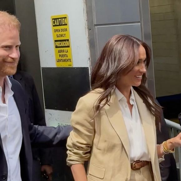 Le prince Harry, duc de Sussex et Meghan Markle, duchesse de Sussex, quittent leur hôtel par une porte dérobée à New York, le 23 avril 2025. (Backgrid USA / Bestimage).