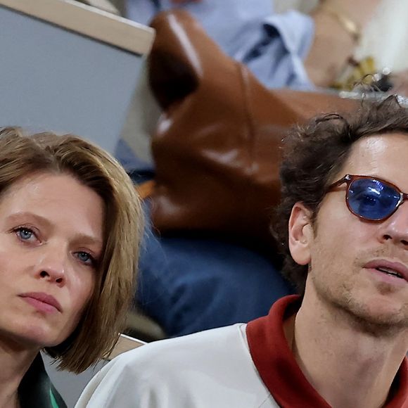 Dans "Madame Figaro", elle précise : "À la maison, il y a un piano dans chaque pièce. Quand un de mes fils joue dans la chambre, Raphaël joue dans le salon, jusque très tard parfois."


Mélanie Thierry et son compagnon le chanteur Raphaël dans les tribunes lors des Internationaux de France de Tennis de Roland Garros 2025, à Paris, France, le 4 juin 2025. © Jacovides-Moreau/Bestimage