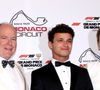 Son époux avait lui aussi choisi du blanc : le prince portait une veste de smoking de cette couleur, ainsi qu'un pantalon noir. Ensemble, ils ont posé avec élégance aux côtés du champion du jour, Lando Norris.

Lando Norris avec le prince Albert II de Monaco, la princesse Charlene de Monaco lors de la soirée de gala du Grand Prix de Formule 1 de Monaco à la salle des étoiles au Monte-Carlo Sporting à Monaco le 25 mai 2025. © Claudia Albuquerque / Bestimage