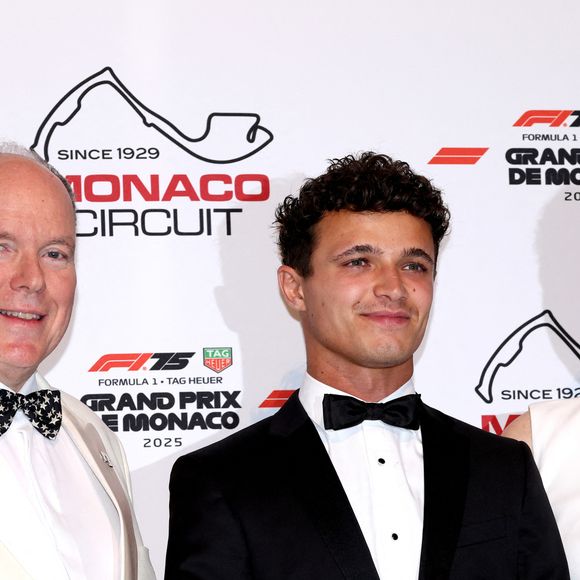 Son époux avait lui aussi choisi du blanc : le prince portait une veste de smoking de cette couleur, ainsi qu'un pantalon noir. Ensemble, ils ont posé avec élégance aux côtés du champion du jour, Lando Norris.

Lando Norris avec le prince Albert II de Monaco, la princesse Charlene de Monaco lors de la soirée de gala du Grand Prix de Formule 1 de Monaco à la salle des étoiles au Monte-Carlo Sporting à Monaco le 25 mai 2025. © Claudia Albuquerque / Bestimage