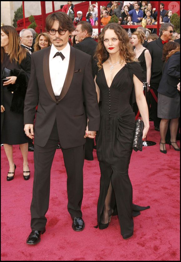 Ses autres moyens de décompresser ? "Marcher, réfléchir, lire, rire, faire de la barre au sol, du yoga et dormir". 

Vanessa Paradis et Johnny Depp aux Oscars en 2008