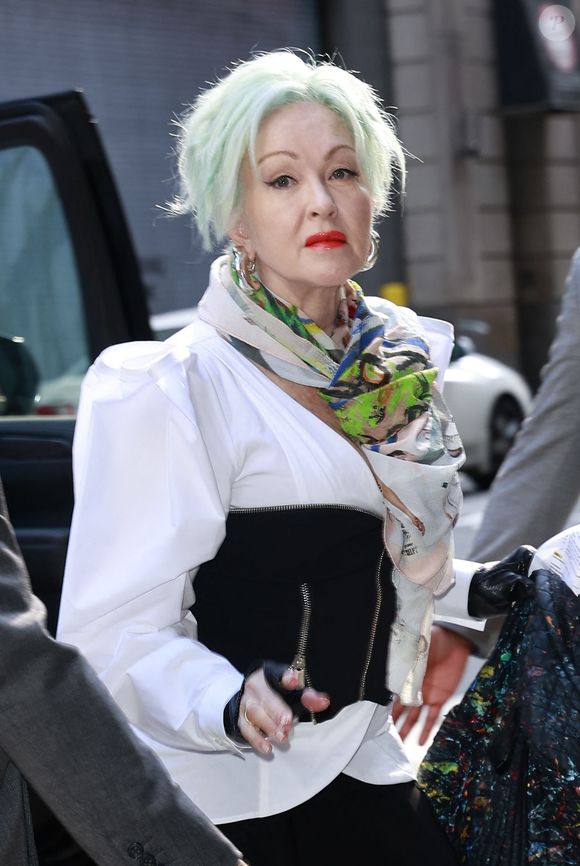 Billy Steinberg a notamment collaboré avec Cyndi Lauper.

New York City, NY - La chanteuse Cyndi Lauper a été aperçue à son arrivée dans les studios de GMA, apportant son style vibrant et son énergie à l'émission matinale.



Sur la photo : Cindy Lauper