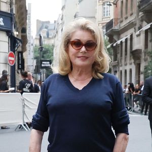Catherine Deneuve -  Les célébrités au défilé AMI "Collection Homme Prêt-à-Porter Printemps/Eté 2026" lors de la Fashion Week de Paris, le 25 juin 2025
© Denis Guignebourg / Bestimage
