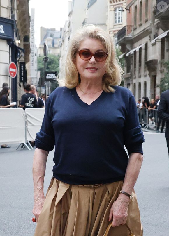 Catherine Deneuve -  Les célébrités au défilé AMI "Collection Homme Prêt-à-Porter Printemps/Eté 2026" lors de la Fashion Week de Paris, le 25 juin 2025
© Denis Guignebourg / Bestimage