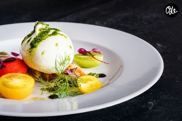 La burrata, née dans les Pouilles, renferme un cœur crémeux de stracciatella.

Mozzarella et burrata, qu'est-ce que ça vaut vraiment ?