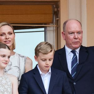 Le prince Albert II de Monaco, la princesse Charlène de Monaco, le prince héréditaire Jacques de Monaco, marquis des Baux, la princesse Gabriella de Monaco, comtesse de Carladès au balcon du Palais princier lors de la célébration de la fête de la Saint Jean sur la Place du Palais princier de Monaco, le 23 juin 2026. La Saint Jean est à l'origine une fête païenne puis chrétienne. Pour les païens, c'était une fête qui célébrait les moissons. Une fois christianisée, cette fête est devenue celle du solstice d'été et donc la fête de la lumière. © Claudia Albuquerque/Bestimage
