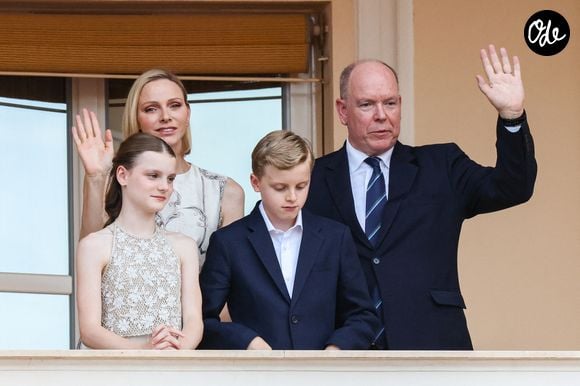 Le prince Albert II de Monaco, la princesse Charlène de Monaco, le prince héréditaire Jacques de Monaco, marquis des Baux, la princesse Gabriella de Monaco, comtesse de Carladès au balcon du Palais princier lors de la célébration de la fête de la Saint Jean sur la Place du Palais princier de Monaco, le 23 juin 2026. La Saint Jean est à l'origine une fête païenne puis chrétienne. Pour les païens, c'était une fête qui célébrait les moissons. Une fois christianisée, cette fête est devenue celle du solstice d'été et donc la fête de la lumière. © Claudia Albuquerque/Bestimage