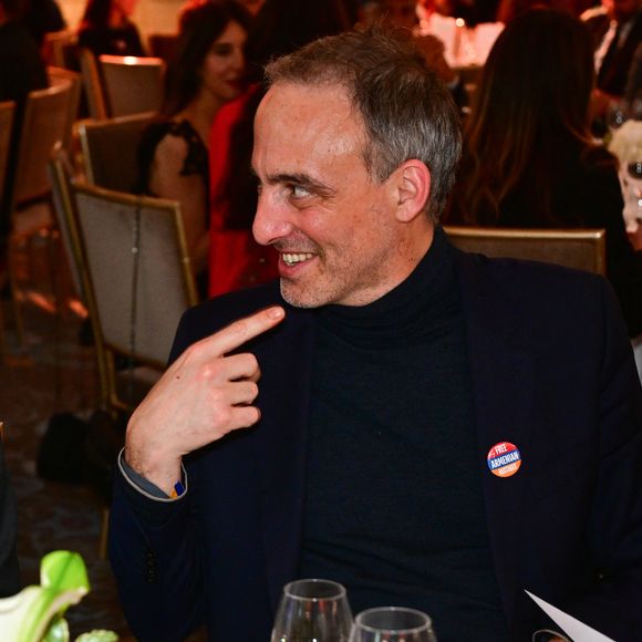 François-Xavier Bellamy, Raphaël Glucksmann au dîner annuel du CCAF (Conseil de coordination des associations arméniennes de France) à l'hôtel du collectionneur à Paris le 11 mars 2025
Comme chaque année, la onzième édition du désormais fameux dîner du CCAF a fait salle comble. 450 personnes se sont retrouvées dans les salons de l'hôtel du collectionneur, à Paris. Lors du cocktail, plusieurs personnalités politiques ont eu l'occasion de s'entretenir avec les invités.
Comme de coutume, un certain nombre de figures intellectuelles étaient également au dîner.
C'est Nelson Monfort qui a présenté la soirée en rappelant que la soirée est l'occasion de nous retrouver et de réaffirmer les liens profonds qui unissent la France et l'Arménie, liens tissés par l'histoire, la culture et des valeurs communes.
Cette soirée incarne à la fois un hommage solennel et un appel à l'action. Hommage envers celles et ceux qui oeuvrent sans relâche pour la cause arménienne; mais appel à la communauté internationale pour qu'elle s'engage résolument pour la justice et la paix.

© Christian Liewig / Bestimage