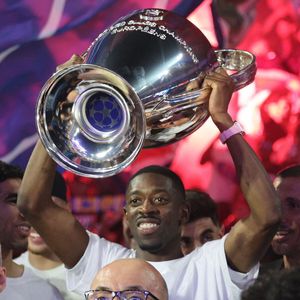 Ousmane Dembélé a célébré la victoire du PSG en Ligue des Champions à Paris.

Ousmane Dembele - Le PSG célèbre son titre de Champion d'Europe avec ses supporters au Parc des Princes à Paris.
© Pool / Xavier Laine via PsnewZ / Bestimage