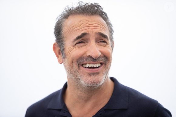 Jean Dujardin assiste au photocall de "November (Novembre)" lors de la 75ème édition du festival de Cannes au Palais des Festivals le 23 mai 2022 à Cannes, France. © ShootPix/ABACAPRESS.COM