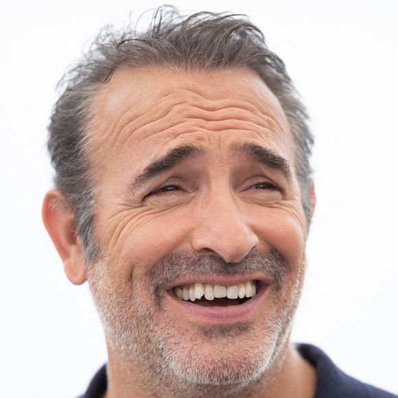Jean Dujardin assiste au photocall de "November (Novembre)" lors de la 75ème édition du festival de Cannes au Palais des Festivals le 23 mai 2022 à Cannes, France. © ShootPix/ABACAPRESS.COM