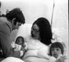 Ensemble, Nana Mouskouri et George Petsilas ont eu deux enfants. D'abord Nicolas, qui a vu le jour en 1968. Puis sa petite soeur, Hélène, née deux ans après. Les deux enfants ont grandi en Suisse.

La chanteuse Nana Mouskouri et sa famille le 13 janvier 1970. Photo par Keystone Press Agency/ZUMA Press Wire/ABACAPRESS.COM