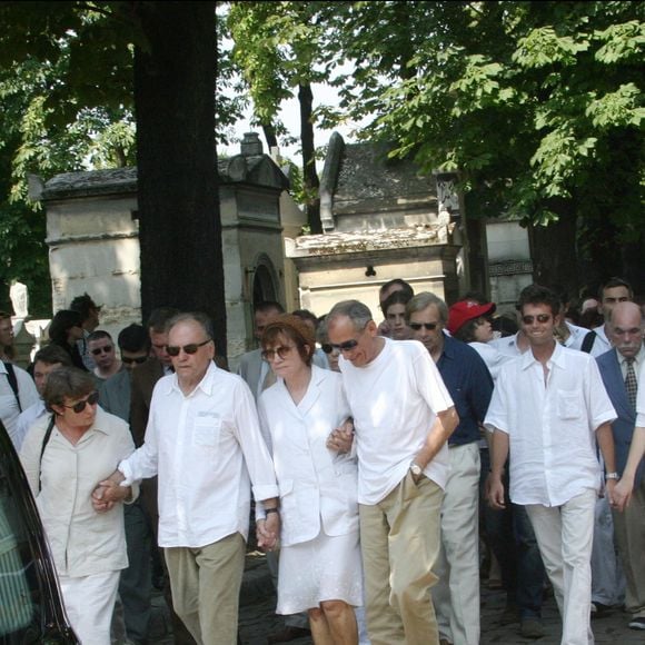 Enterrement de Marie Trintignant au Père Lachaise à Paris 6 août 2003. Derrière le corbillard : Nadine Trintignant, son compagnon Alain Corneau et son ex-époux Jean-Louis Trintignant. © Agence Bestimage