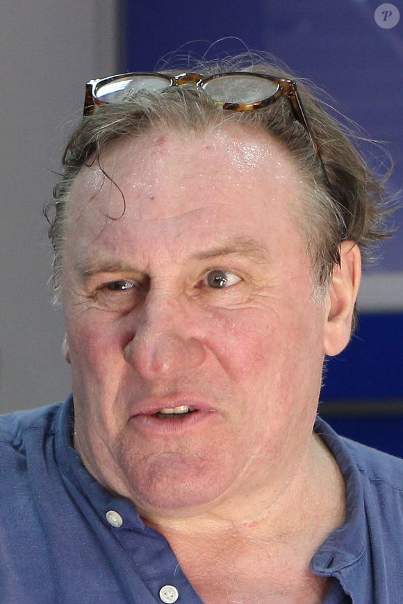 Gerard Depardieu montre sa feuille dimposition, qui prouve qu'il est enregistre en tant qu'entrepreneur en Russie, a Saransk, le 20 mai 2013.
ITAR TASS / BESTIMAGE