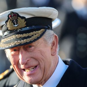 Le roi Charles III d'Angleterre observe les divisions du Lord High Admiral au Britannia Royal Naval College à Dartmouth. Photo par PA Photo/ Bestimage