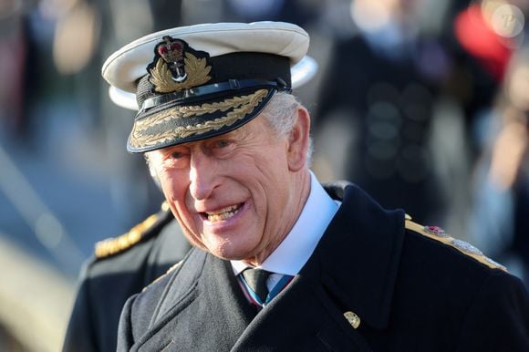Le roi Charles III d'Angleterre observe les divisions du Lord High Admiral au Britannia Royal Naval College à Dartmouth. Photo par PA Photo/ Bestimage