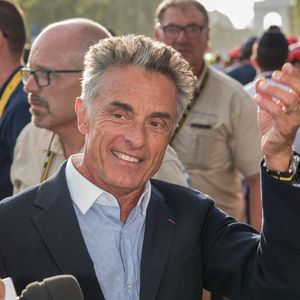 Il animera "Le Banquet", une émission culturelle sur LCP-Assemblée nationale aux côtés d'Anna Cabana qui a eu l’idée de ce projet.

Le journaliste français Gérard Holtz lors de la vingt-et-unième étape du Tour de France 2016, de Chantilly à Paris Champs-Elysées, le 24 juillet 2016 à Paris, France. Photo par Christophe Geyres/ABACAPRESS.COM