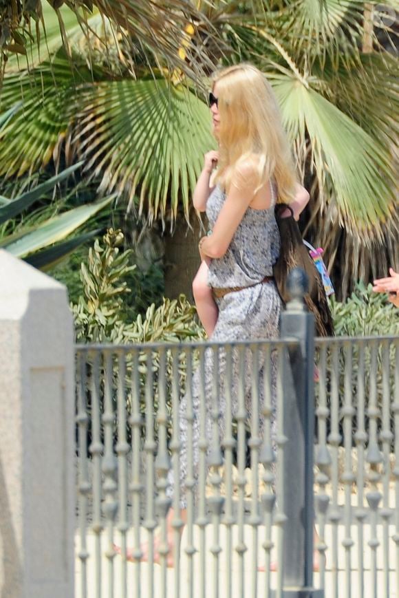 Claudia Schiffer, son mari Matthew Vaughn et leurs filles Clementine et Cosima Violet en vacances a Marbella en Espagne le 11 juin 2013.
© GTRES / BESTIMAGE