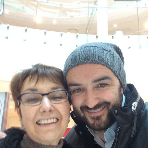 Le chef a aussi rendu hommage à sa mère Janine Gazeau, décédée en 2014.
Cyril Lignac et sa maman. Photo Instagram de @cyrillignac pour la fête des mères, dimanche 31 mai.
