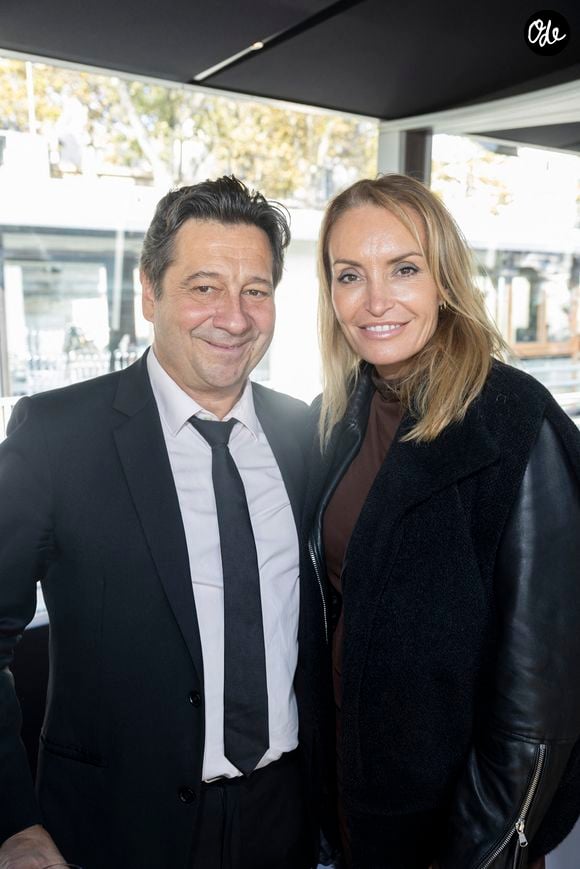 Laurent Gerra et sa femme Christelle Bardet - Anniversaire pour ses 85 ans  de Jean-Claude Camus avec ses proches et sa famille sur la péniche "Bel Ami" à Paris. © Cyril Moreau / Bestimage