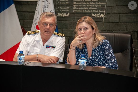 Elle ne l'a découvert que lors d'un dépistage bénin...

La présidente de l'Assemblée nationale, Yael Braun-Pivet, le préfet Xavier Bieuville, et le président du Conseil départemental Ben Issa Ousseni, lors d'une rencontre avec les élus du Conseil départemental et les maires des communes de Mayotte, à Mamoudzou, le 9 janvier 2024.