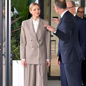 Ce n'est pas la première fois que la princesse opte pour un tailleur oversize.

Le prince Albert II de Monaco et la princesse Charlene ont visité en compagnie de M. Thomas Bataglione, l'administrateur et directeur général de la SMEG, le nouveau siège social de la société, installé dans le quartier de Fontvieille à Monaco, le 15 octobre 2025. © Bruno Bebert / Bestimage
