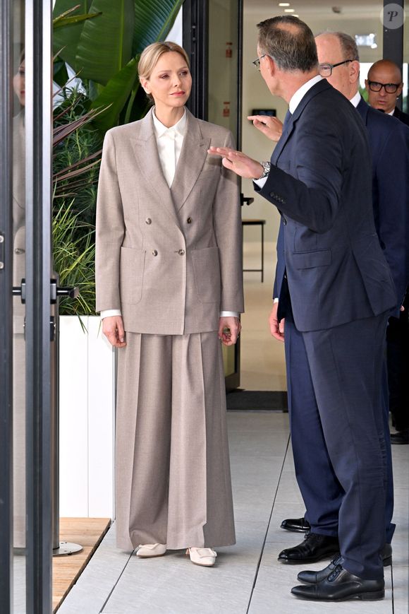 Ce n'est pas la première fois que la princesse opte pour un tailleur oversize.

Le prince Albert II de Monaco et la princesse Charlene ont visité en compagnie de M. Thomas Bataglione, l'administrateur et directeur général de la SMEG, le nouveau siège social de la société, installé dans le quartier de Fontvieille à Monaco, le 15 octobre 2025. © Bruno Bebert / Bestimage