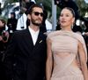 Pour l'occasion, l'acteur est apparu en costume noir et sa compagne en robe drapée nude.

Pierre Niney et sa compagne Natasha Andrews - Montée des marches du film " Histoires parallèles " lors du 79ème Festival International du Film de Cannes, le 14 mai 2026. © Olivier Borde / Bestimage
