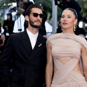 Pour l'occasion, l'acteur est apparu en costume noir et sa compagne en robe drapée nude.

Pierre Niney et sa compagne Natasha Andrews - Montée des marches du film " Histoires parallèles " lors du 79ème Festival International du Film de Cannes, le 14 mai 2026. © Olivier Borde / Bestimage