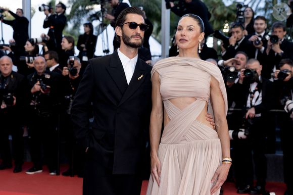 Pour l'occasion, l'acteur est apparu en costume noir et sa compagne en robe drapée nude.

Pierre Niney et sa compagne Natasha Andrews - Montée des marches du film " Histoires parallèles " lors du 79ème Festival International du Film de Cannes, le 14 mai 2026. © Olivier Borde / Bestimage