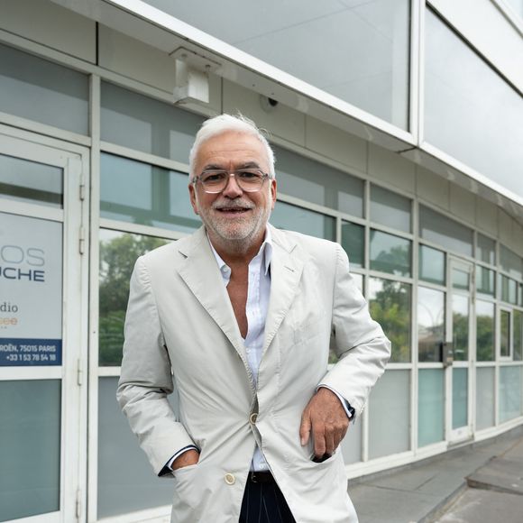 Pascal Praud à la sortie des studios de la chaîne de télévision CNews à Paris, le 2 septembre 2025. 
© Jonathan Jacob / Bestimage