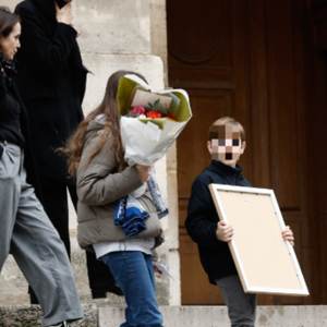 Exclusif - Valérie Keruzoré (femme de Tcheky Karyo) et leurs enfants Louise et Hélios - La famille et les proches de Tchéky Karyo à la sortie de l'hommage en l'église Saint Roch à Paris le 13 novembre 2025. AGENCE / BESTIMAGE