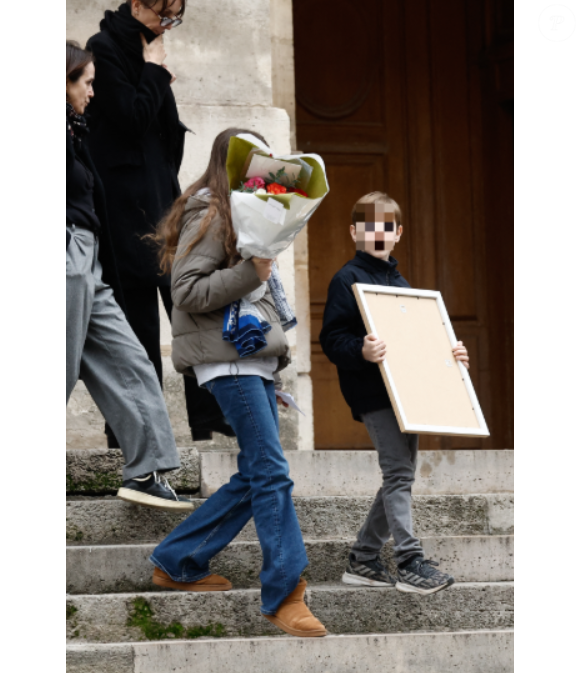 Exclusif - Valérie Keruzoré (femme de Tcheky Karyo) et leurs enfants Louise et Hélios - La famille et les proches de Tchéky Karyo à la sortie de l'hommage en l'église Saint Roch à Paris le 13 novembre 2025. AGENCE / BESTIMAGE