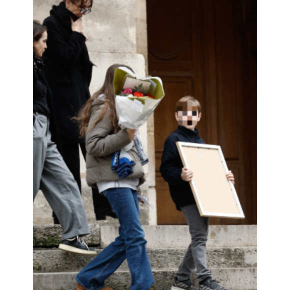 Exclusif - Valérie Keruzoré (femme de Tcheky Karyo) et leurs enfants Louise et Hélios - La famille et les proches de Tchéky Karyo à la sortie de l'hommage en l'église Saint Roch à Paris le 13 novembre 2025. AGENCE / BESTIMAGE