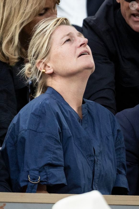 Anne-Élisabeth Lemoine en tribunes lors des Internationaux de France de Tennis de Roland Garros 2025, à Paris, France, le 7 juin 2025. © Cyril Moreau/Bestimage