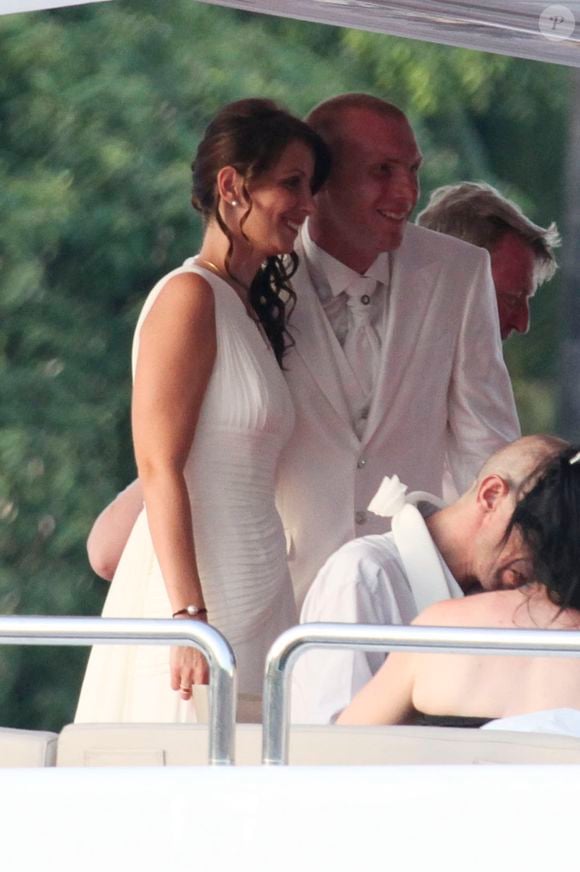 Le footballeur français Jérémy Mathieu (FC Barcelone)  fête ses 10 ans de mariage avec sa femme Sophie sur un yacht avec des amis en Meditterrannée. le 5 juillet 2015. KDNPIX / Bestimage