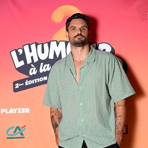 Au programme : bateau, soleil et initiation au wingfoil (ou wingsurf), un sport de glisse qui séduit de plus en plus d'amateurs.

Exclusif - Florent Manaudou au photocall lors de l'enregistrement de l'émission "L'humour à la plage" pour la 2eme édition du festival de Juan les Pins à la pinède Gould le 27 juin 2025. © Bruno Bebert / Bestimage