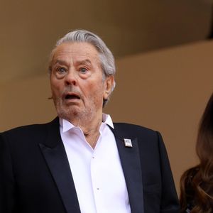 Alain Delon (avec un badge Paris Match d'une ancienne couverture du magazine titrant "Alain Delon, mes deux amours, Rosalie et Anouchka) et sa fille Anouchka Delon (Robe Elie Saab) - Montée des marches du film "A Hidden Life" lors du 72ème Festival International du Film de Cannes. Le 19 mai 2019
© Jacovides-Moreau / Bestimage