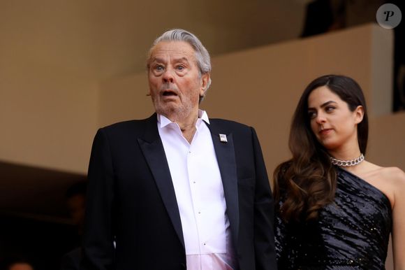Alain Delon (avec un badge Paris Match d'une ancienne couverture du magazine titrant "Alain Delon, mes deux amours, Rosalie et Anouchka) et sa fille Anouchka Delon (Robe Elie Saab) - Montée des marches du film "A Hidden Life" lors du 72ème Festival International du Film de Cannes. Le 19 mai 2019
© Jacovides-Moreau / Bestimage