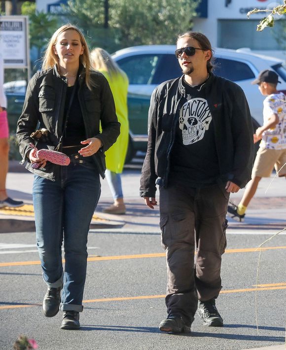 Il est en couple avec Molly Schirmang depuis 2017 et vient d’annoncer leurs fiançailles sur Instagram le 26 août 2025.

Prince Jackson et sa compagne Molly Schirmang font une pause café lors d'une balade en Harley-Davidson à Malibu le 25 septembre 2022.

Backgrid USA / Bestimage