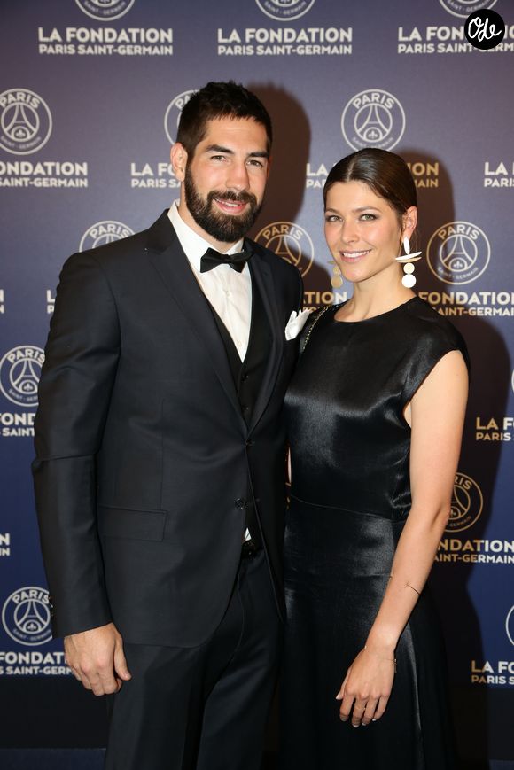 Nikola Karabatic et sa femme Géraldine Pillet au dîner de gala au profit de la Fondation PSG au Parc des Princes à Paris le 16 mai 2017. 

© Rachid Bellak/Bestimage