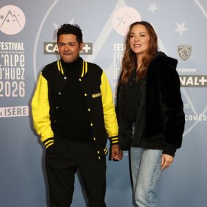 Jamel Debbouze et sa femme Mélissa Theuriau - Tapis rouge lors du 29ème Festival International du Film de Comédie de l'Alpe d'Huez le 21 Janvier 2026. © Dominique Jacovides/Bestimage